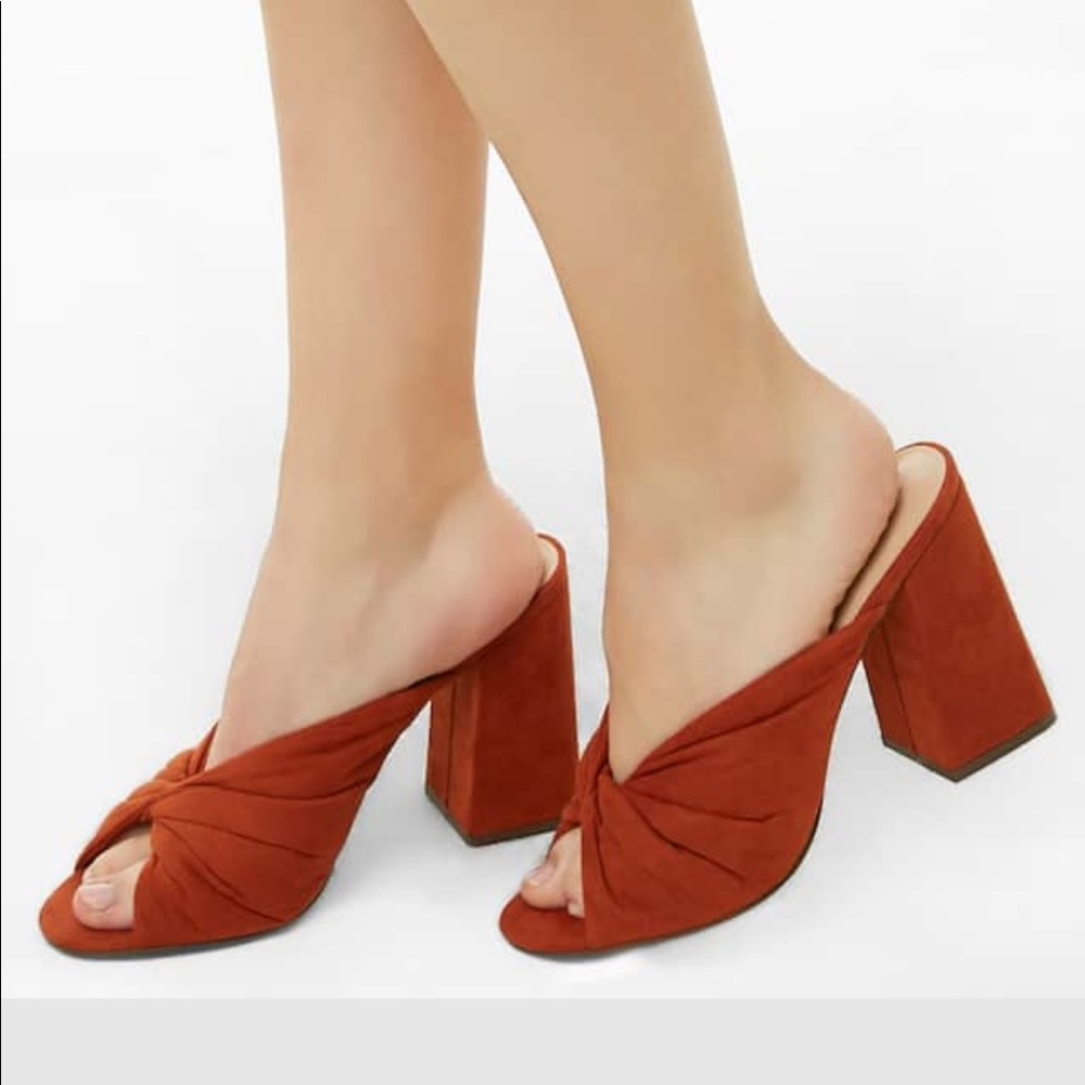 Twist toe-open heel mules